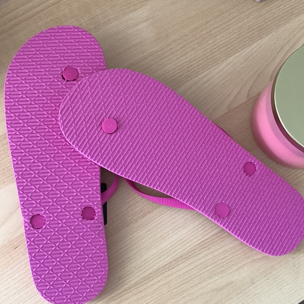 Fuchsia (Soft) Flip-flops 🩴 - Picture 2 of 7